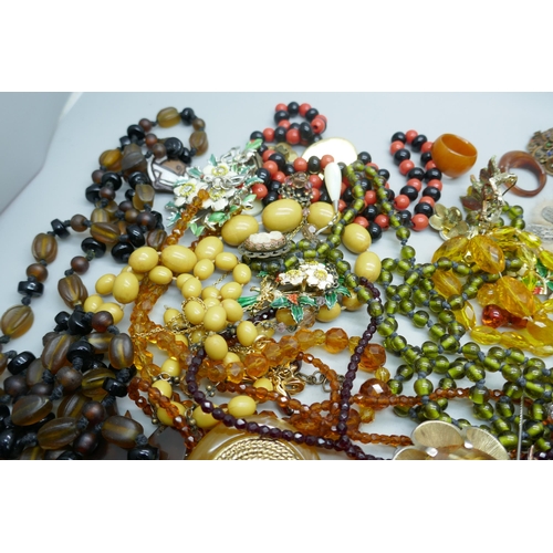 7181 - Amber and semi-precious stone jewellery and other vintage jewellery