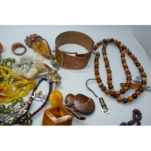 7181 - Amber and semi-precious stone jewellery and other vintage jewellery