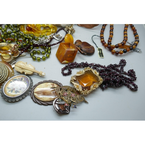 7181 - Amber and semi-precious stone jewellery and other vintage jewellery