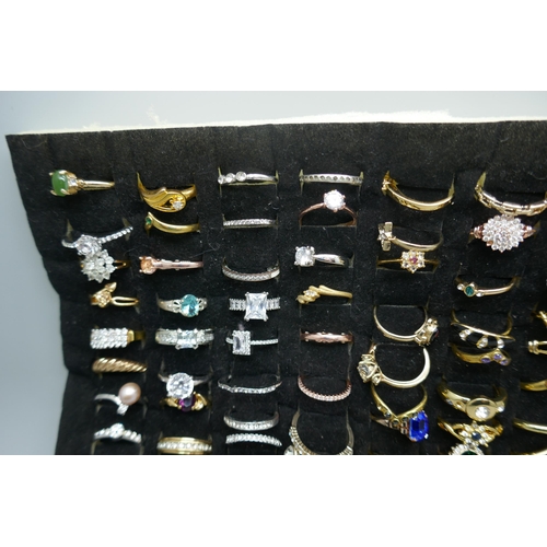 7184 - A tray of 100 fashion rings