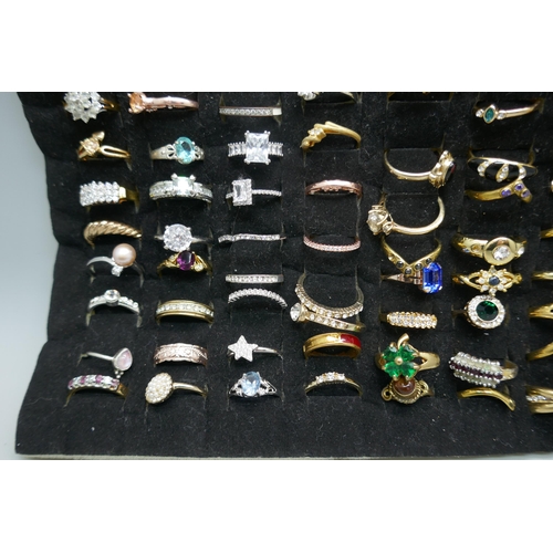 7184 - A tray of 100 fashion rings