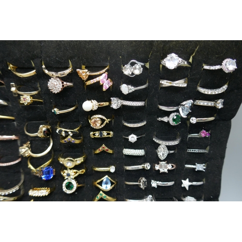 7184 - A tray of 100 fashion rings