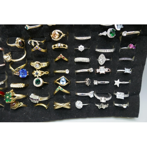 7184 - A tray of 100 fashion rings