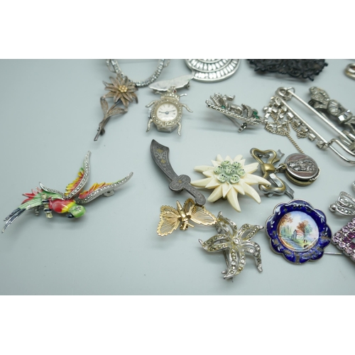 7188 - A collection of costume brooches