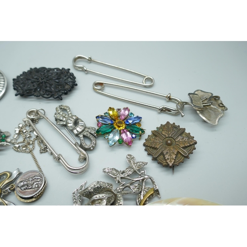 7188 - A collection of costume brooches