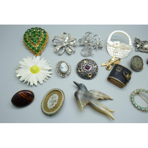 7194 - A collection of costume jewellery, etc.