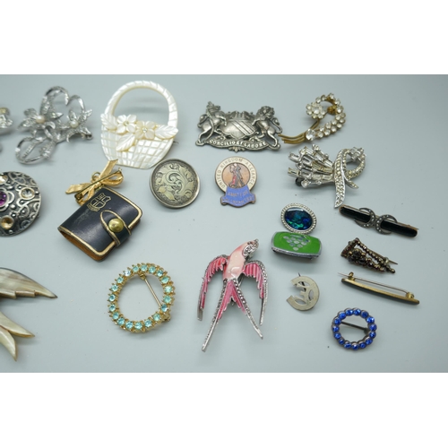 7194 - A collection of costume jewellery, etc.