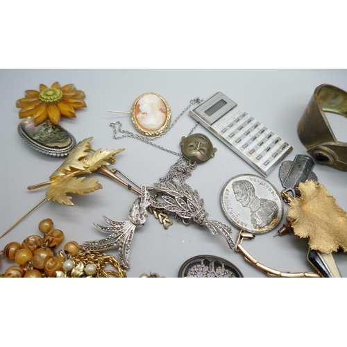 7196 - A collection of costume jewellery including plated jewellery, etc.