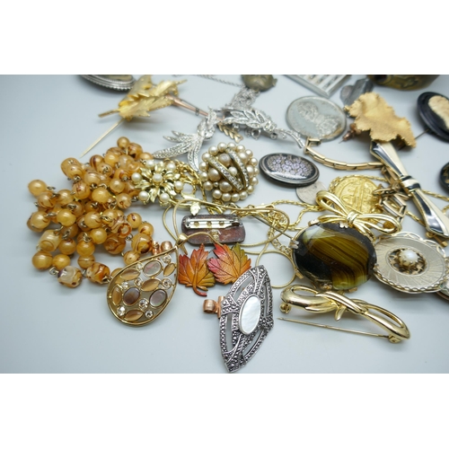 7196 - A collection of costume jewellery including plated jewellery, etc.