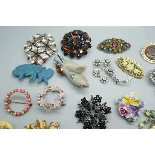 7201 - Thirty-five costume brooches