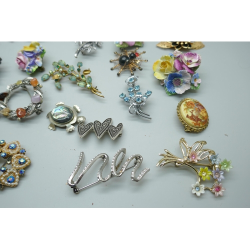 7201 - Thirty-five costume brooches