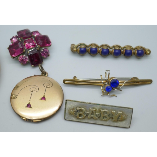 7202 - An Art Deco locket with two red stones, a bangle, a pin set with a red stone and other vintage jewel... 