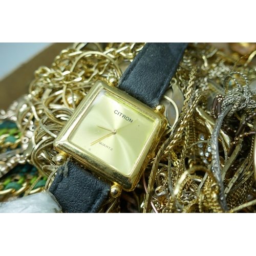 7205 - Gold-tone jewellery and a watch