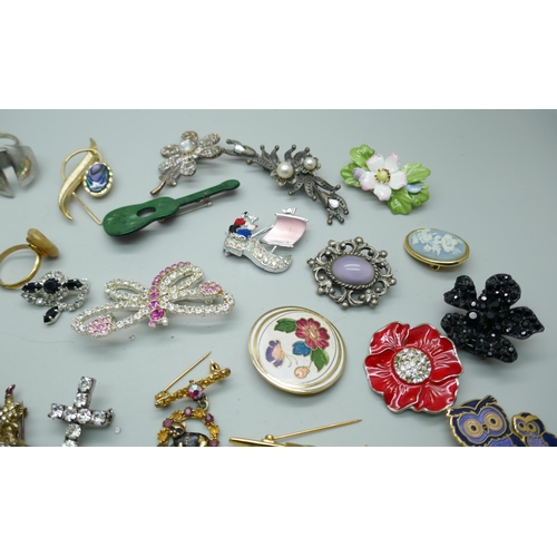 7207 - A collection of over 50 costume rings and 20 brooches