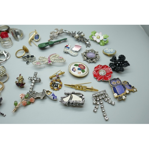 7207 - A collection of over 50 costume rings and 20 brooches