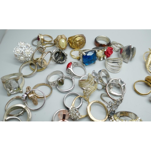 7207 - A collection of over 50 costume rings and 20 brooches