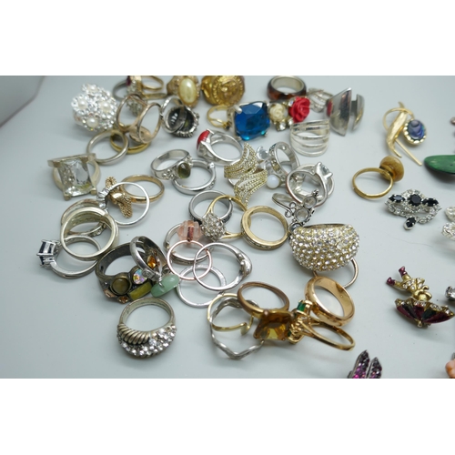 7207 - A collection of over 50 costume rings and 20 brooches