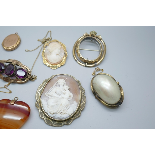 7208 - A collection of mother of pearl jewellery, cameo brooch, blister pearl brooch, etc.