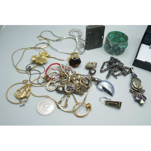 7215 - A collection of costume jewellery