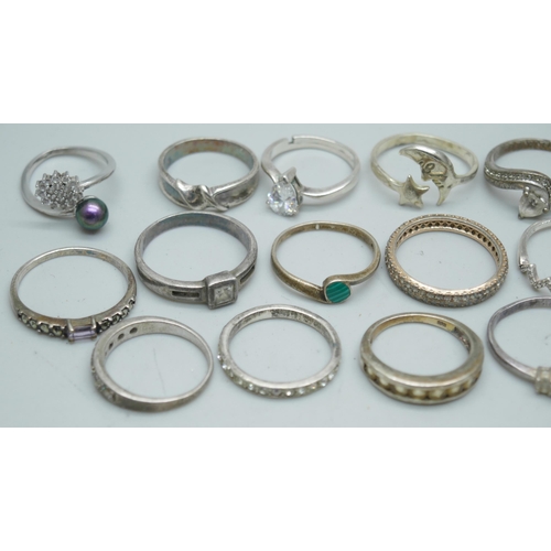 7219 - Twenty-six silver rings