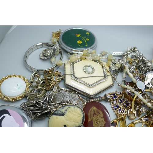 7220 - A collection of costume jewellery and compacts