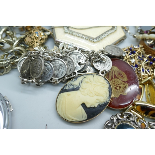 7220 - A collection of costume jewellery and compacts