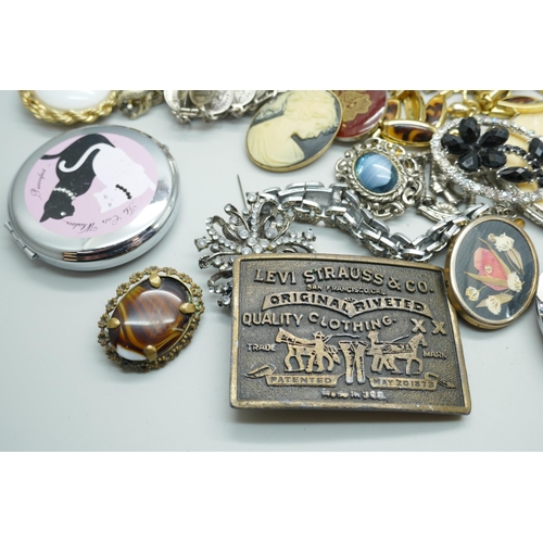 7220 - A collection of costume jewellery and compacts