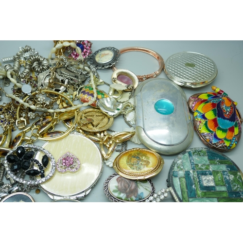 7220 - A collection of costume jewellery and compacts