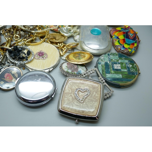 7220 - A collection of costume jewellery and compacts