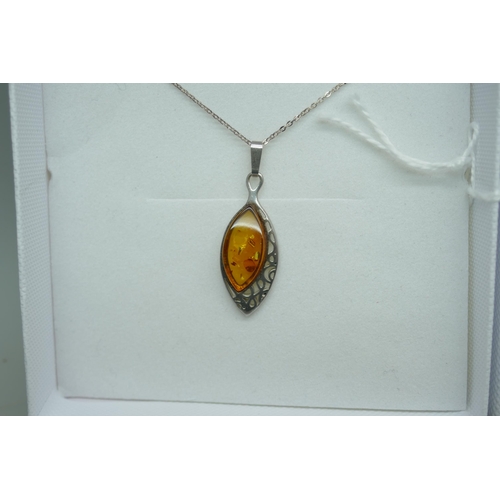 7226 - An amber set silver pendant, 2.6g