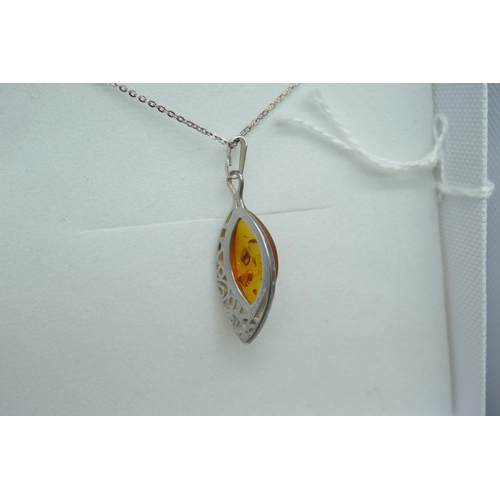 7226 - An amber set silver pendant, 2.6g