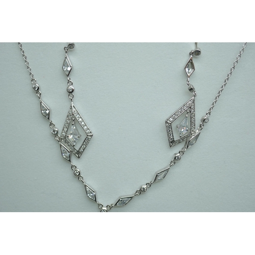 7232 - A silver necklace with marquise drop earrings, 5.6g