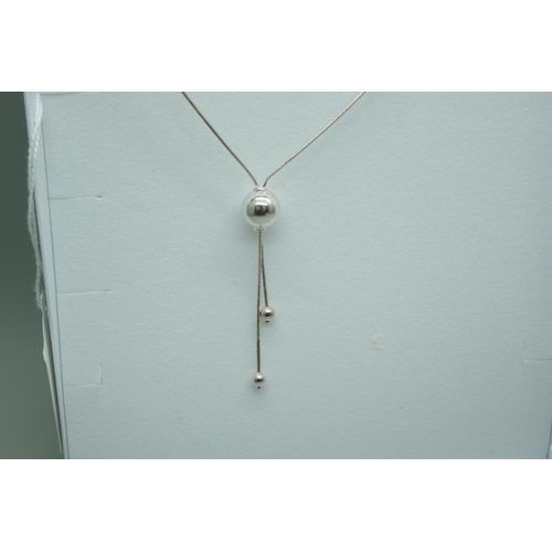 7234 - A silver necklace with drop bead, 4.9g