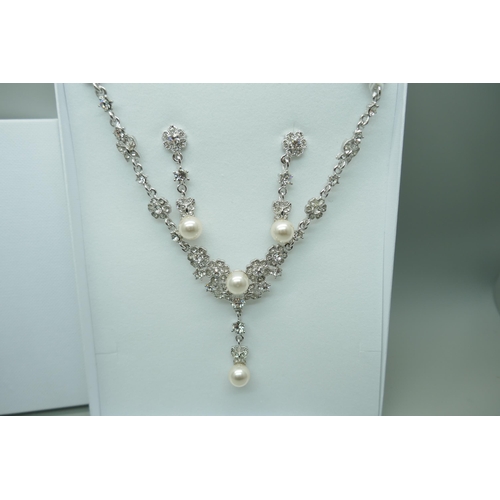 7237 - A necklace and earring set with faux pearls