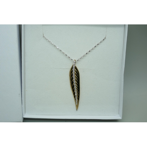 7242 - A silver gold plated stone set leaf pendant, 5.1g