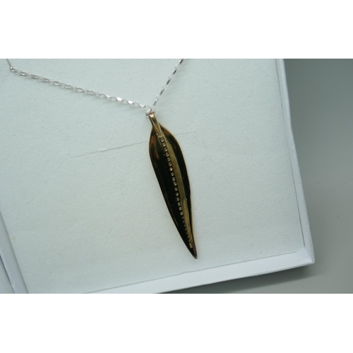 7242 - A silver gold plated stone set leaf pendant, 5.1g