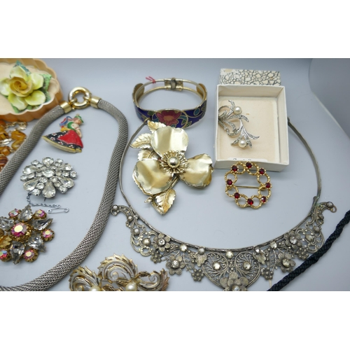 7249 - A large collection of costume jewellery