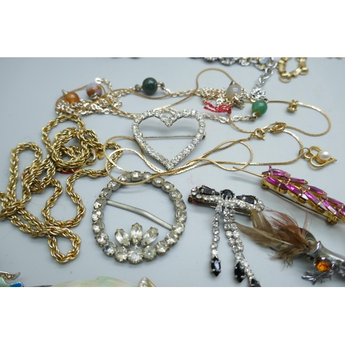 7249 - A large collection of costume jewellery