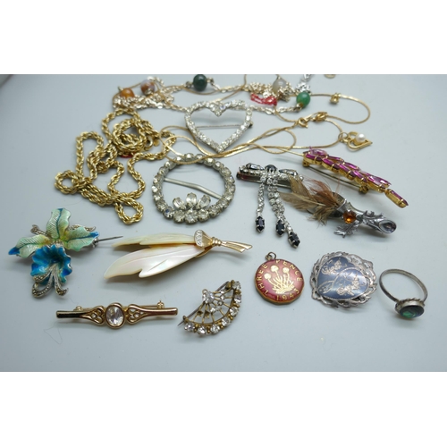 7249 - A large collection of costume jewellery