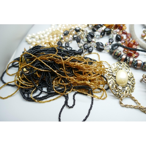 7249 - A large collection of costume jewellery