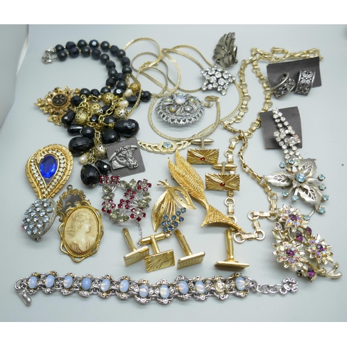 7249 - A large collection of costume jewellery