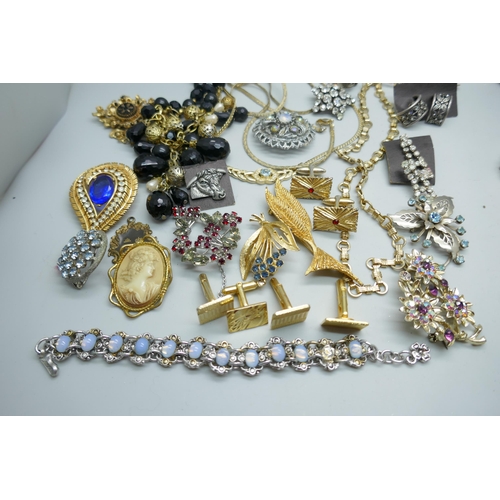 7249 - A large collection of costume jewellery