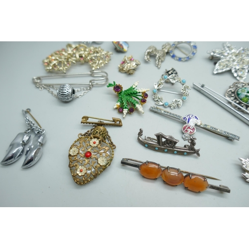 7251 - A collection of costume brooches