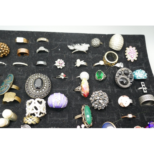 7253 - A collection of costume rings