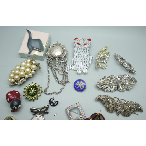 7255 - A collection of costume brooches