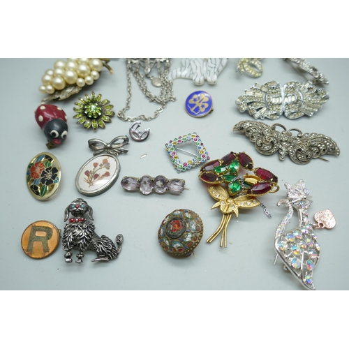 7255 - A collection of costume brooches