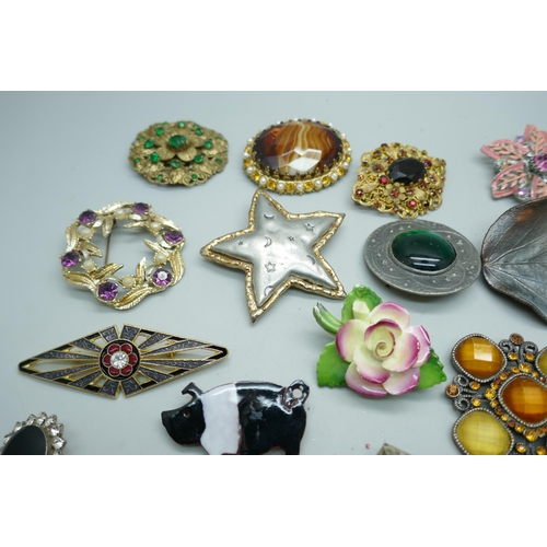 7256 - A collection of costume brooches