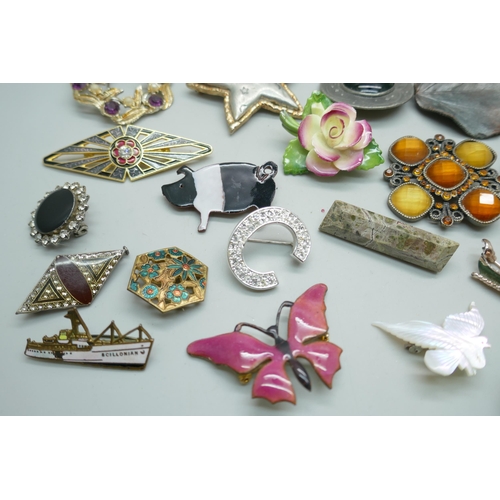 7256 - A collection of costume brooches