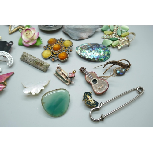 7256 - A collection of costume brooches