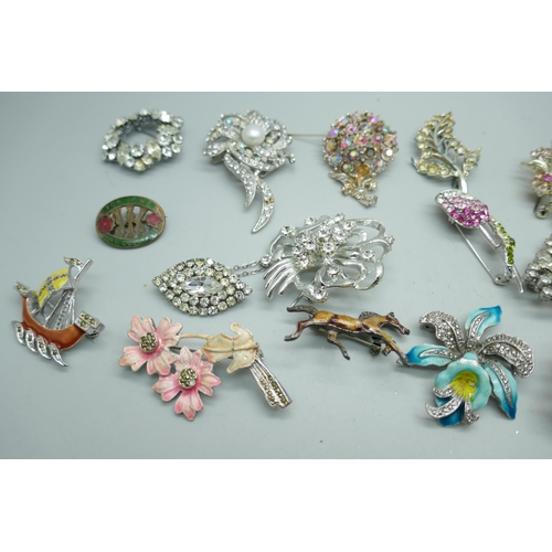 7257 - A collection of costume brooches